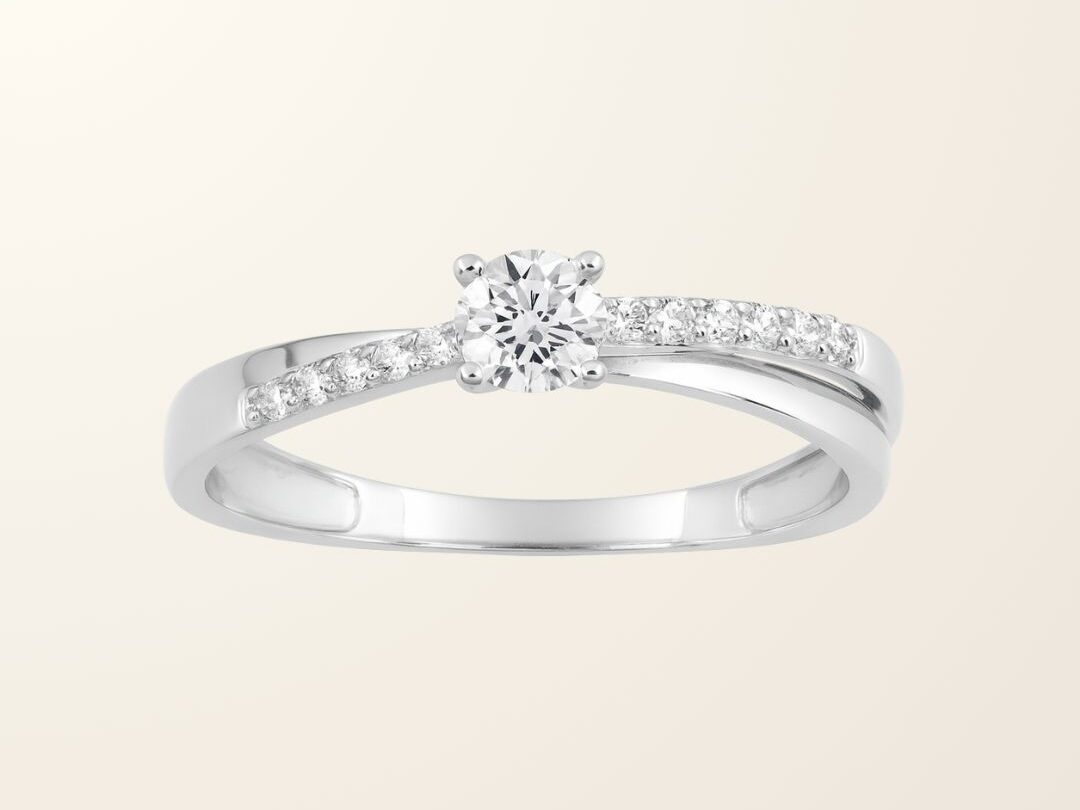 Solitaire accompagné Ava - Or blanc 9cts & Oxydes